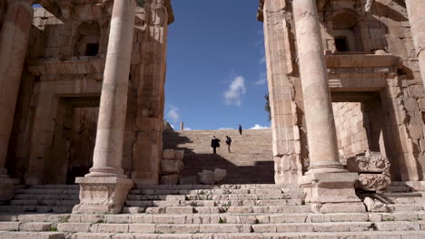 Marmorsteintreppe-Zwischen-Alten-Korinthischen-Säulen-Mit-Pfad,-Der-Zu-Wolken-In-Römischen-Ruinen-In-Jerash-Führt