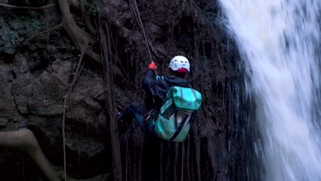 Mann,-Der-Sich-An-Einem-Wasserfall-Abseilt