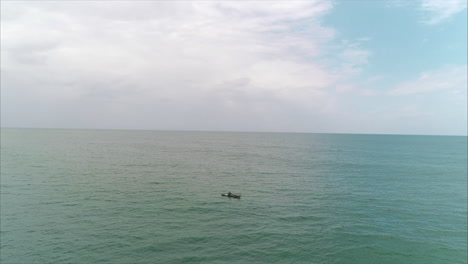 Antena:-Pescador-Hondureño-En-Cámara-Lenta-Pescando-En-Canoa-Cerca-De-La-Costa-Caribeña---El-Porvenir,-Honduras-3