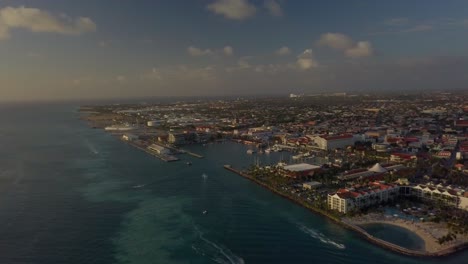 Descripción-Aérea-Del-Puerto-Deportivo-Y-La-Ciudad-Oranjestad-De-Aruba-En-Un-Día-Soleado-4k