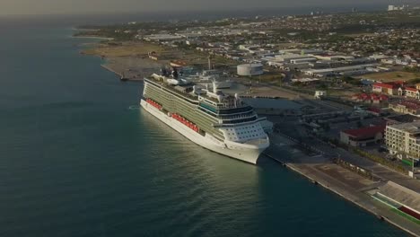 Descripción-Aérea-De-Un-Gran-Crucero-Que-Sale-Del-Muelle-En-Un-Día-Soleado-Con-Un-Zoom-Lento