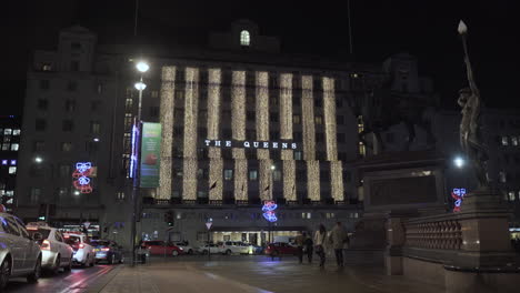 Una-Pareja-Camina-Por-Un-Camino-Al-Lado-Del-Hotel-Queens-En-Leeds.