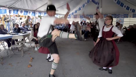 Deutsche-Volkstänzer-Treten-Für-Zuschauer-An-Tischen-Auf-Einem-Oktoberfest-Auf