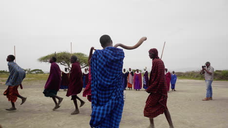 Massai-stammmänner,-Die-Willkommenstanz-Für-Touristen,-Serengeti-nationalpark,-Tansania-Aufführen