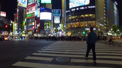 Pov-Walking,-Tausende-Von-Menschen-Gehen-über-Die-Berühmte-Shibuya-Kreuzung-In-Tokio,-Japan