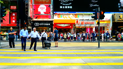 Hong-Kong---Alrededor-De-Lapso-De-Tiempo-Toma-Panorámica-Del-Concurrido-Paso-De-Cebra-Peatonal-En-El-Centro-De-La-Ciudad-De-Hong-Kong-Con-Muchos-Autos-Y-Autobuses-De-Dos-Pisos-Pasando,-Situación-De-Luz-Diurna-No-Nublada