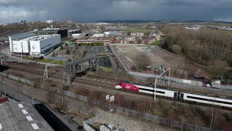 Luftaufnahmen-Von-Zügen,-Die-Sich-Dem-Bahnhof-Stoke-On-Trent-In-Den-Midlands-Nähern,-Am-Kanal,-Am-Wasser-Und-An-Der-Autobahn-A50