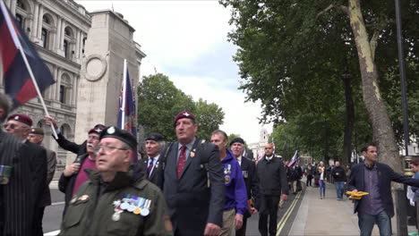 Militärveteranen-Marschieren-Entlang-Whitehall-In-London,-Um-Gegen-Die-Historische-Strafverfolgung-Von-Soldaten-Zu-Protestieren,-Die-In-Nordirland-Gedient-Haben