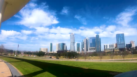 Die-Sich-Ständig-Verändernde-Skyline-Von-Austin-Von-Den-Langen-Ufern-Des-Auditoriums-In-Der-Mitte-Abschnitt-1-Von-4-In-Zeitlupe