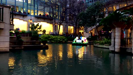 Der-Schöne-Glanz-Der-Laternenparade-Auf-Dem-San-Antonio-Riverwalk