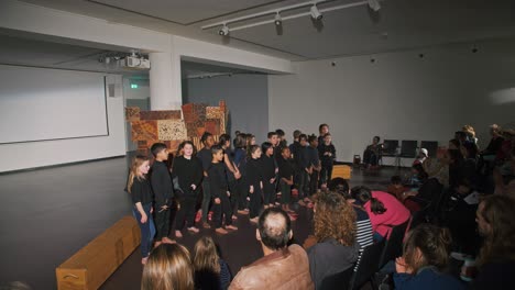 Kinder-Singen-In-Einer-Aufführung-Für-Ihre-Eltern