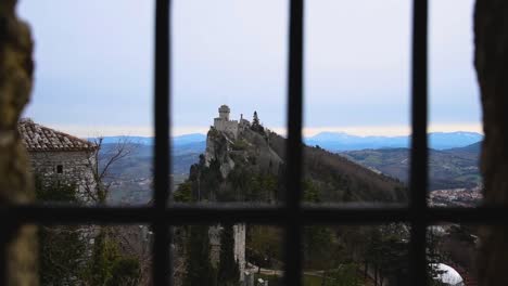Panoramablick-Aus-Einem-Fenster-Mit-Bars-Der-Alten-Mittelalterlichen-Festung-San-Marino-An-Einem-Bewölkten-Wintertag