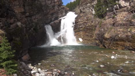 Schöner-Wasserfall-Im-Sommerfluss