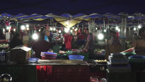 Zeitlupenansicht-Von-Menschen,-Die-Nach-Regen-Auf-Dem-Komplexen-Nachtmarkt-Spazieren-Gehen