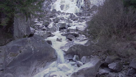 Eisiger-Wasserfall-Neigung-Von-Unten-Nach-Oben-Hd-100-Fps