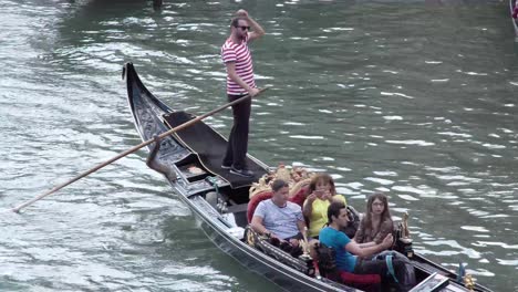 Un-Grupo-De-Cuatro-Amigos-Dan-Un-Paseo-En-Góndola-En-La-Hermosa-Venecia,-Italia