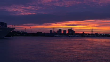 Crucero-&quot;the-World&quot;-Saliendo-De-Londres-En-Greenwich,-Río-Támesis,-Londres,-Reino-Unido