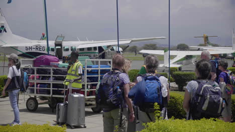 Recogida-De-Equipaje-En-El-Aeropuerto-De-Arusha,-Tanzania