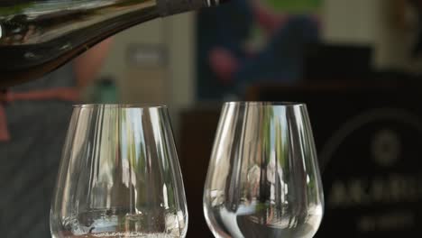 Gläser-Weißwein-Einschenken