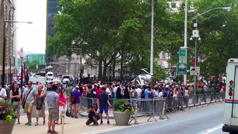 Known-as-a-symbol-of-capitalism-and-prosperity,-the-Charging-Bull-is-a-Wall-Street-icon-and-popular-tourist-attraction-located-in-downtown-Manhattan