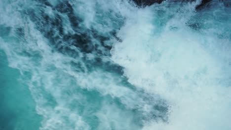 Slowmo---Nahaufnahme-Von-Wildwasser-Stromschnellen-Mit-Hohem-Durchfluss-An-Den-Huka-Falls,-Neuseeland