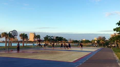 Recoger-Juegos-De-Baloncesto-En-Canchas-Al-Lado-Del-Océano-En-Un-Día-Soleado-Con-Cielo-Azul