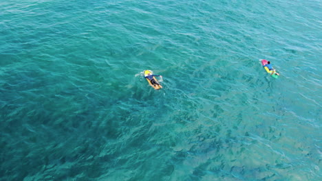 Tres-Personas-Remando-En-Una-Tabla-De-Surf-En-Un-Hermoso-Lugar-Tropical-En-Un-Día-Soleado