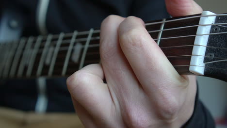 Hombre-Practicando-Una-Guitarra-Eléctrica-Negra-Vintage,-Ensayando-Acordes,-Solos-Y-Octavas-En-Un-Ambiente-De-Luz-Natural.