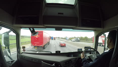 Aus-Der-Kabinenansicht-Eines-Lkw-fahrers,-Der-Andere-Lkw-Auf-Der-M1-überholt