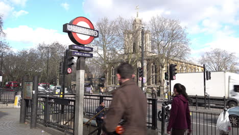 Uk-Februar-2019---Menschen-Verlassen-Und-Betreten-Die-U-bahn-Zur-U-bahnstation-Bethnal-Green-Im-Osten-Londons,-Während-Andere-Leute-Auf-Dem-Bürgersteig-Vorbeigehen-Und-Der-Verkehr-Auf-Der-Straße-Vorbeifährt