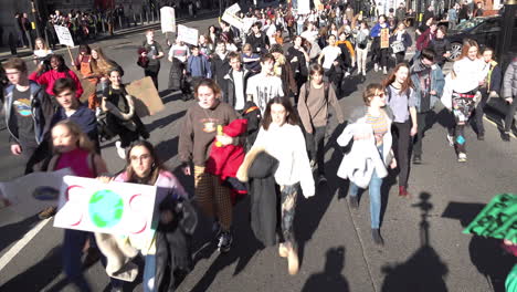 Reino-Unido-Febrero---Estudiantes-Cantando-Y-Marchando-A-Lo-Largo-De-Una-Carretera-En-Una-Protesta-Por-El-Cambio-Climático