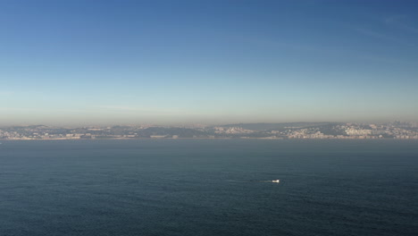 Weißhaferkreuzfahrt-Auf-Dem-Großen-Fluss-Tejo-Mit-Lissabon-Im-Hintergrund