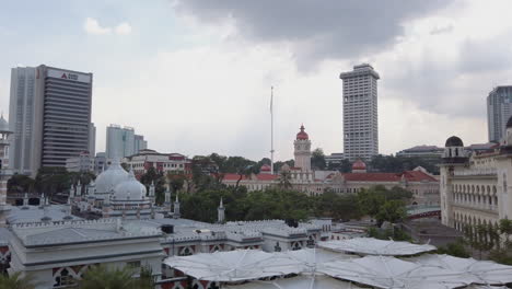 Vista-Panorámica-De-Masjid-Jamek-Con-El-Edificio-Sultan-Abdul-Samad-En-El-Fondo,-Kuala-Lumpur,-Malasia