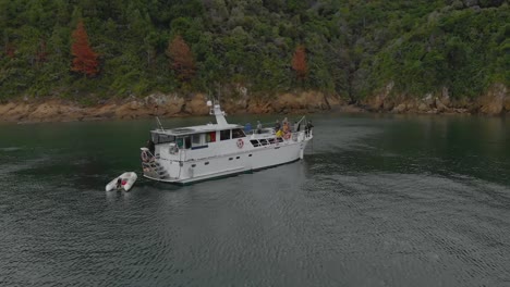 Slowmo---Gruppe-Von-Menschen-Auf-Einem-Verankerten-Kreuzfahrtschiff-In-Der-Bucht-Von-Marlborough-Sounds,-Neuseeland