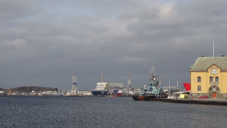 Port-of-of-Stavanger-Sunday-afternoon,-old-boats-in-a-sleepy-harbor