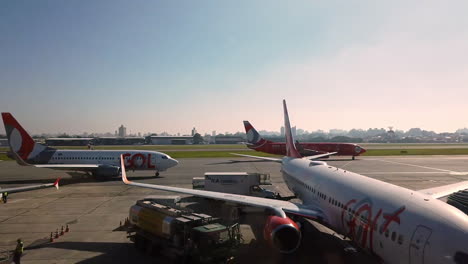 Ein-Flugzeug-Auf-Der-Landebahn-Des-Internationalen-Flughafens-Guarulhos,-Das-Sich-Zum-Abheben-Bereit-Macht