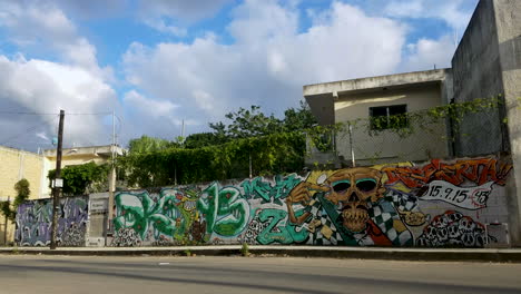 Graffiti-wall-in-downtown-Playa-Del-Carmen,-no-people-or-cars-are-on-the-street