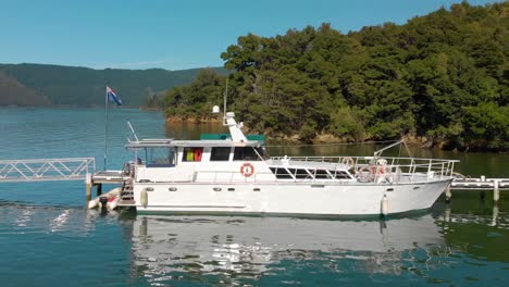 Cruiser-Und-Kleines-Boot-In-Der-Bucht-In-Marlborough-Sounds,-Neuseeland-Angedockt---Luftfyling-Low-Side-Shot