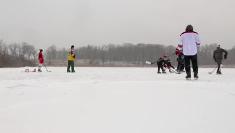 Eine-Seitenansicht-Des-Teich-Hockeyfeldes,-Während-Kinder-Um-Den-Puck-Kämpfen