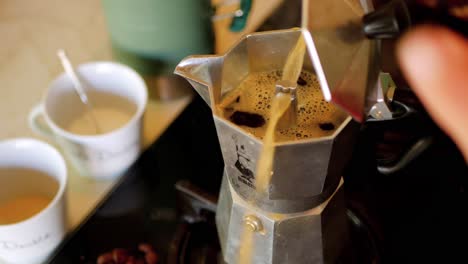 Bialetti-Moka-Express-Mit-Offenem-Deckel-Spritzt-Kaffee-über-Die-Seite-Und-Verschüttet-Ihn-überall