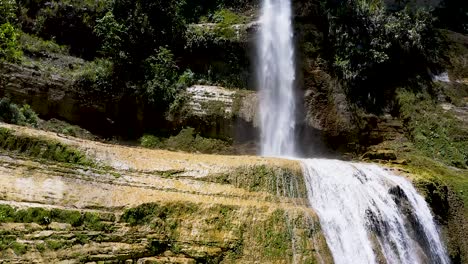 Langsam-Ansteigende-Luftaufnahme-Des-Tropischen-Bohol-Wasserfalls,-Umgeben-Von-üppigem,-Tropisch-Grünem-Laub---Paradiesische-Waldgrüne-Bäume