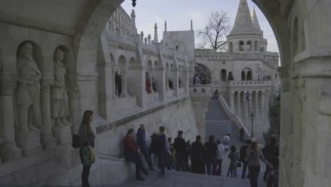 Buda-Schloss-Fischerbastei-Zeitlupenaufnahme-Mit-Vorbeifahrenden-Turisten