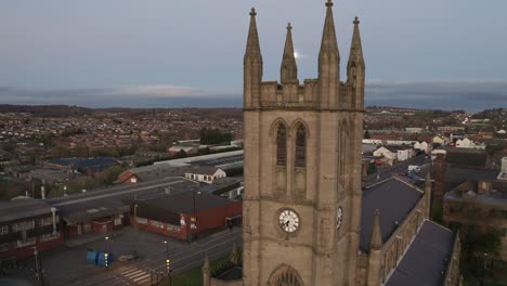 Luftaufnahme-Der-St.-James-Church-In-Den-Midlands,-Christliches,-Römisch-katholisches-Religiöses-Orthodoxes-Gebäude-In-Einem-Hauptsächlich-Muslimischen-Gebiet-Von-Stoke-On-Trent-In-Staffordshire,-Kulturstadt