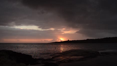 Am-Frühen-Morgen-In-Qawra,-Malta,-Vor-Sonnenaufgang,-Regnerische-Stürmische-Wolken