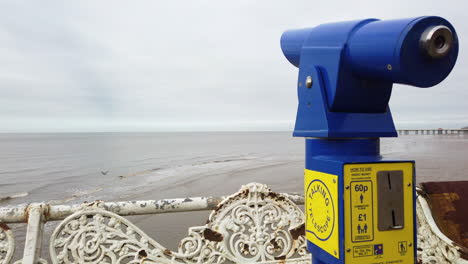 Un-Telescopio-Parlante-Con-Vistas-Al-Paseo-Marítimo-De-Blackpool