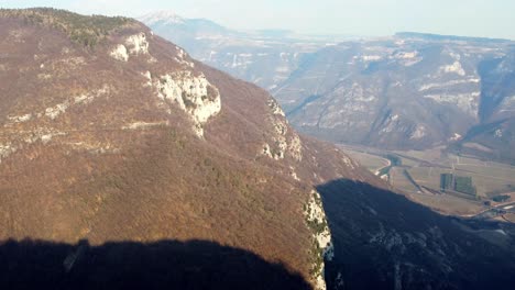 Magníficas-Montañas-Verdes-Enormes-Y-Valles-Profundos,-Verona,-Italia