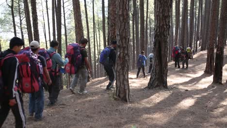 Excursionistas-Del-Himalaya-Que-Comienzan-Su-Viaje-De-Trekking-Para-Llegar-Al-Destino