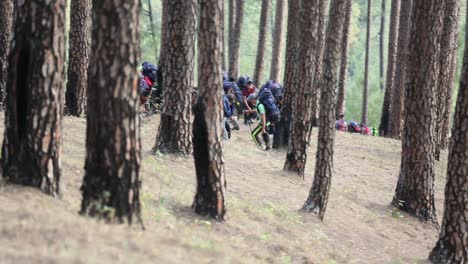 Excursionistas-Del-Himalaya-Que-Comienzan-Su-Viaje-De-Trekking-Para-Llegar-Al-Destino