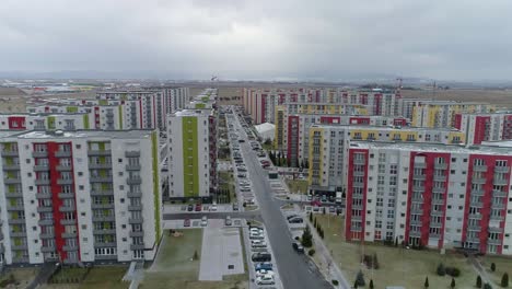 Vista-Aérea-Del-Complejo-Residencial-Avantgarden-En-Brasov,-Rumania