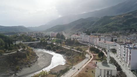 La-Ciudad-De-Permet-En-La-Zona-Sur-De-Albania